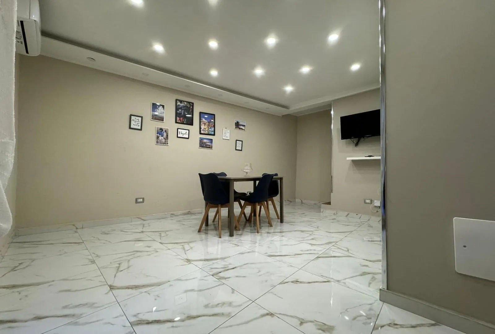 Pizzaiola'S Home Neapel 0*,